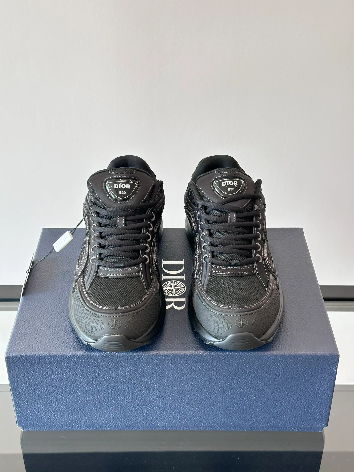 p400《Dio*》Dior B30 series sports shoes, multi-color mesh fabric and multi-color technical fabrics, this season's new B30 low-top sports shoes are one of the flagship styles of the series. Crafted from multicolor mesh and technical fabrics, it's finished with a reflective "CD30" graphic and silver-toned "DIOR B30" and "CD30" logos on the heel and tongue. An extra-light, sculpted rubber sole with signature accents adds style, while internal stretch details create ideal comfort. It can be matched with various casual styles to show a fashionable and modern sports style. Size: 38-44 (45-46 customized)